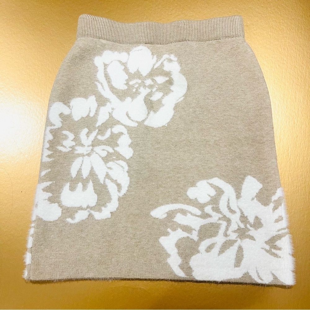 Versona Fuzzy Soft Sweater Skirt Tan White Floral Size XS NEW